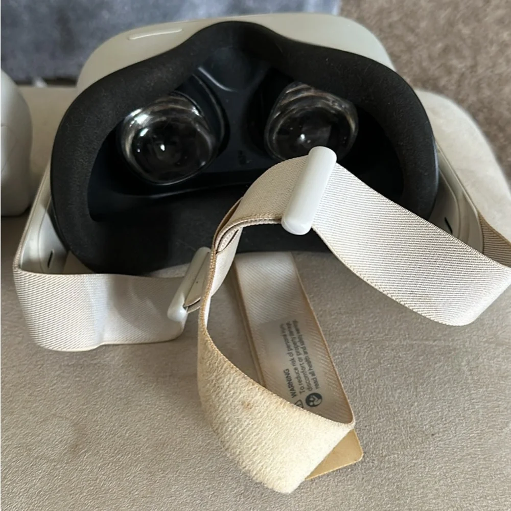 Oculus quest 2 in great working condition